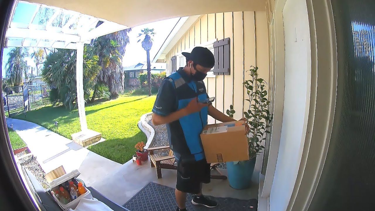 Amazon delivery driver reacts to snacks left by homeowner
