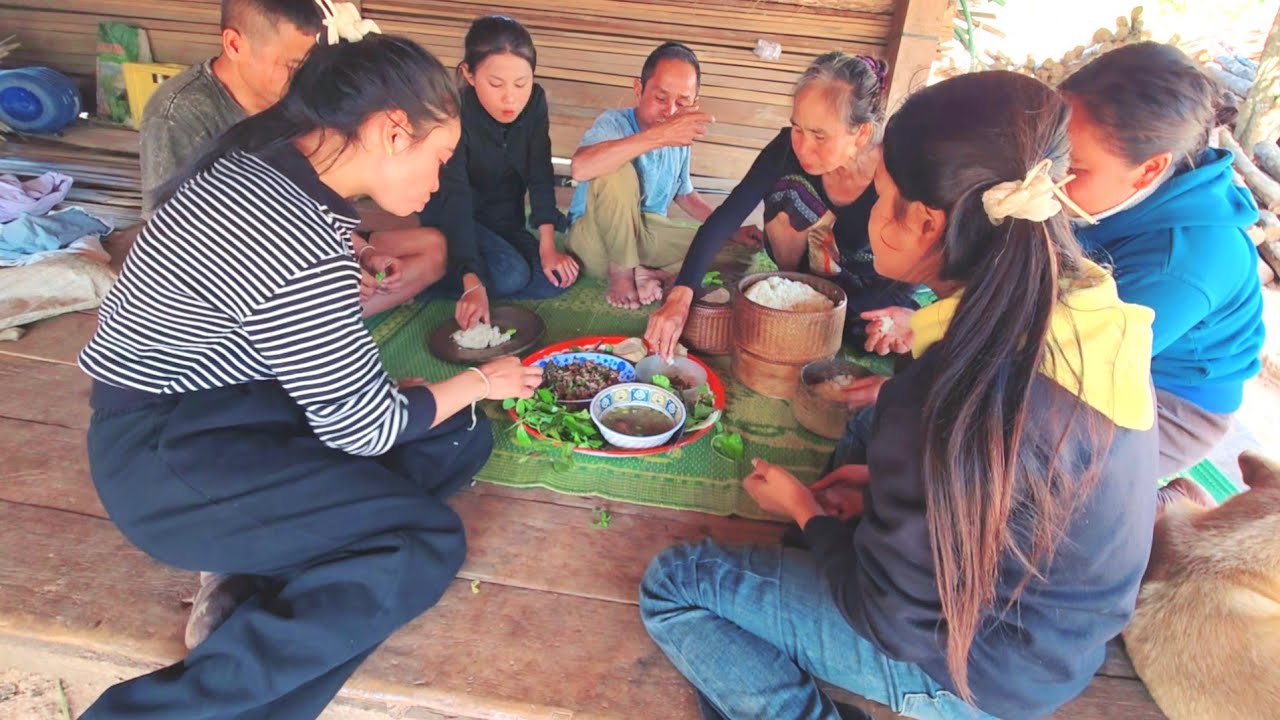 ครอบครัวน้องกองหมี่เห็นแล้วอบอุ่นดีกินข้าวก่อนเดินทางไปเวียดนาม16 มีนาคม ค.ศ. 2026