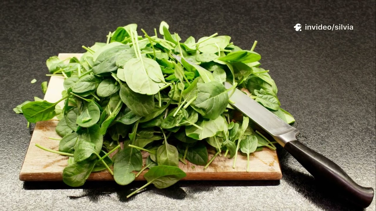 Spinaci crudi: il segreto per condirli bene senza coprirne il sapore