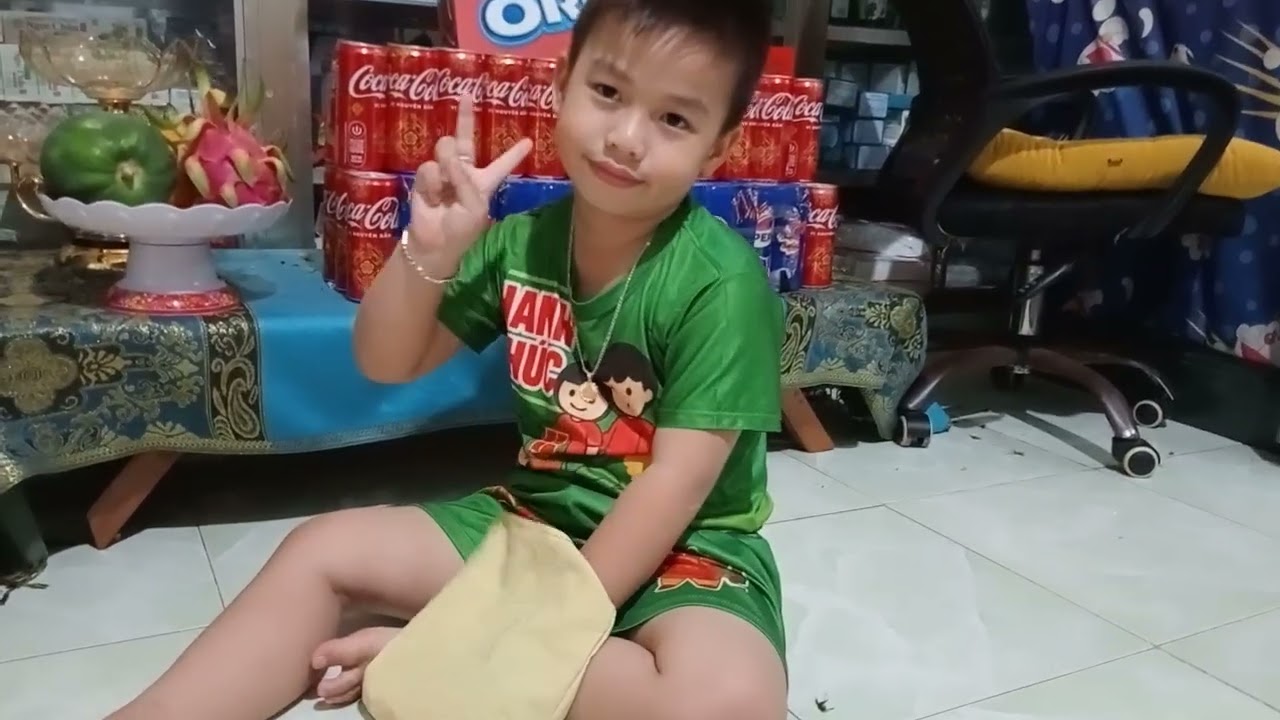 Mì 5 tuổi chơi lô tô mùng 5 tết 2026