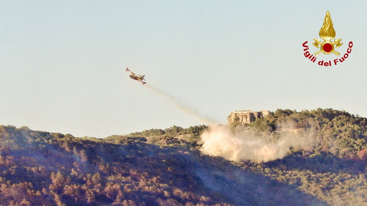 SAN DORLIGO DELLA VALLE (TS) - SOTTO CONTROLLO INCENDIO BOSCHIVO. DRONI IN VOLO SULLE AREE BRUCIATE