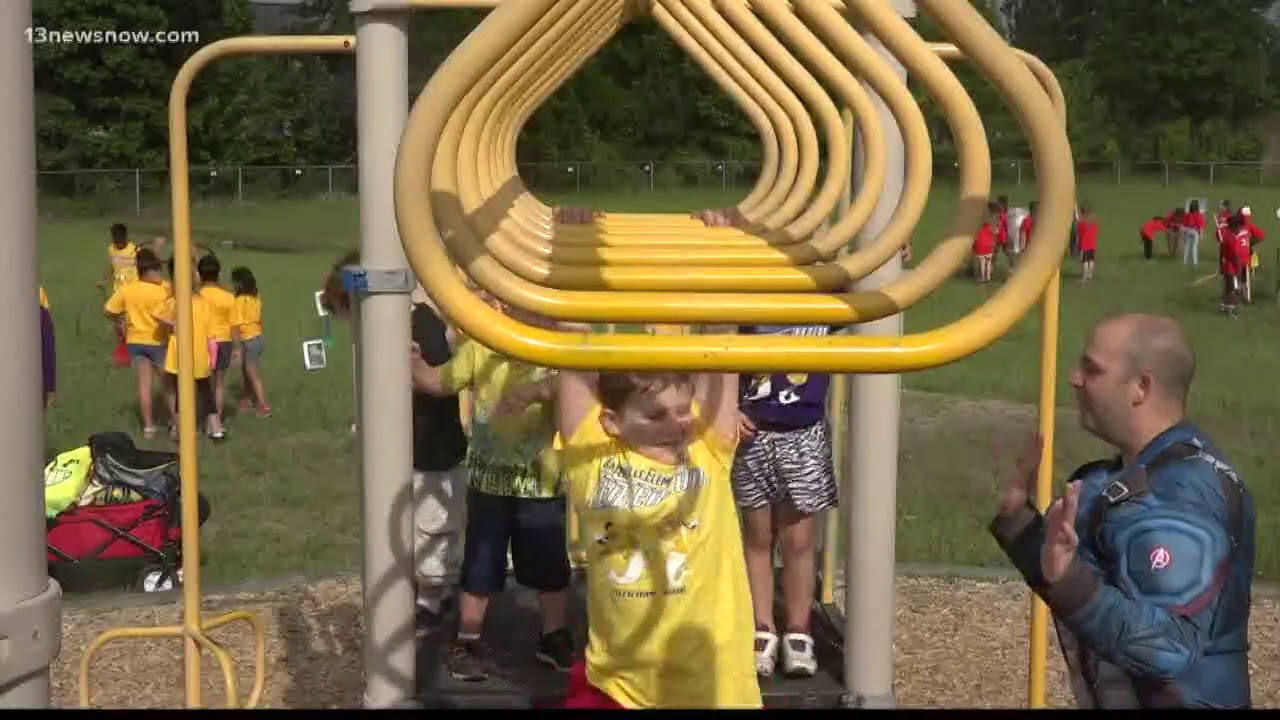 Military dad surprises kids at school