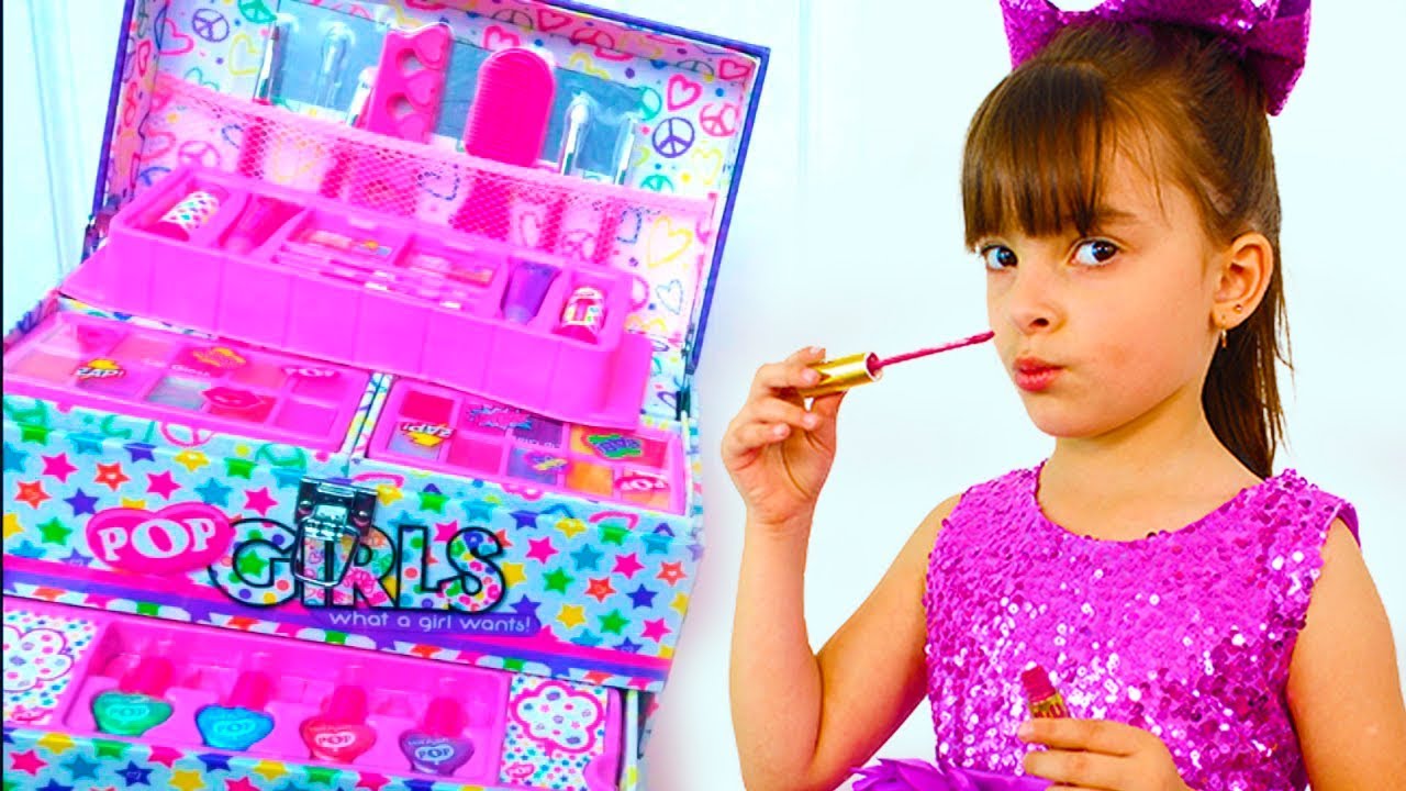 Laurinha brincando de maquiagem ! - Jéssica Godar e Laurinha e Helena