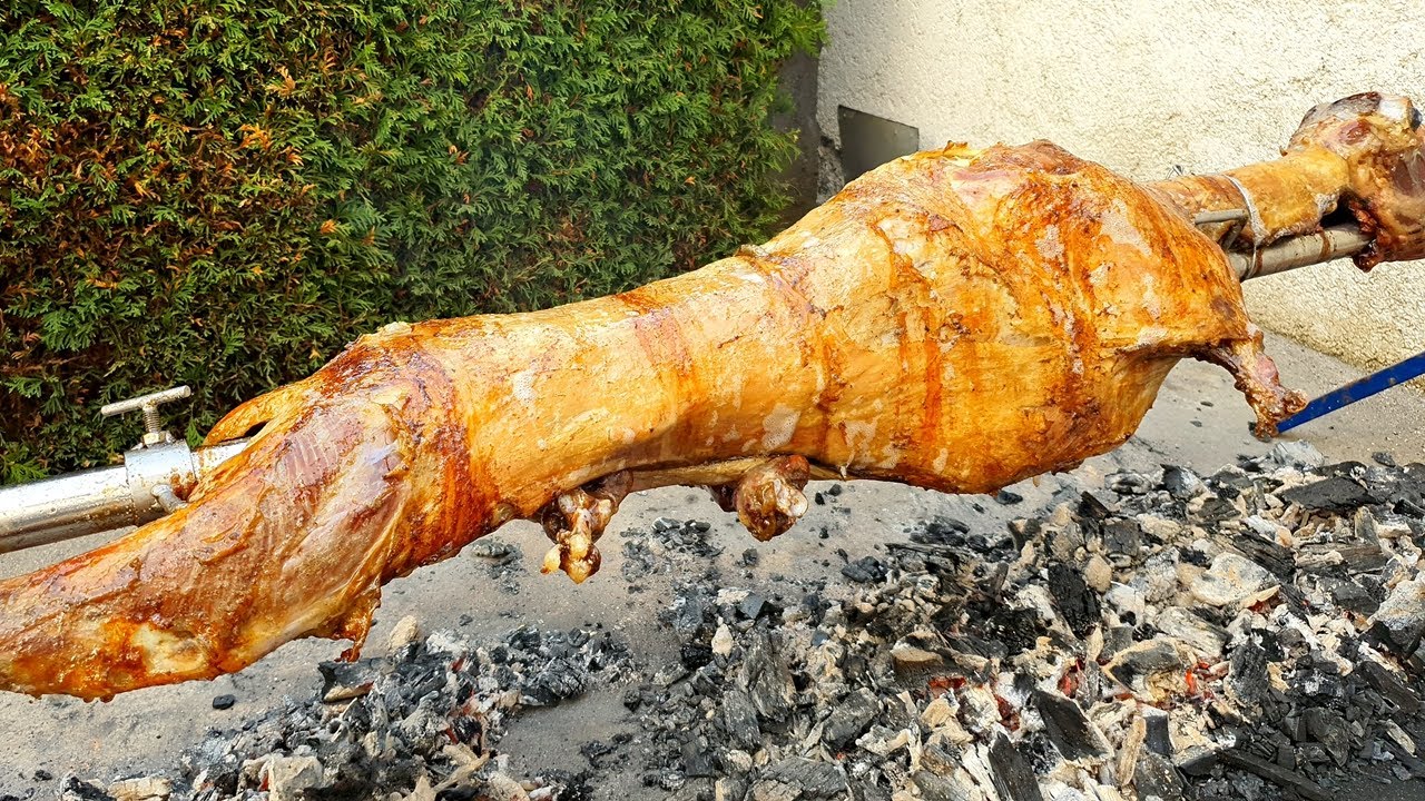 Jagnje 13kg na ražnju. Savršeno pečenje pred praznike. Meso se topi.