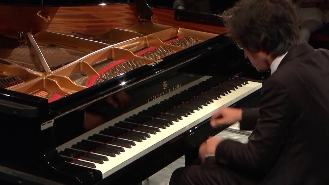 Ravel: Sonatine - Sahun Hong
