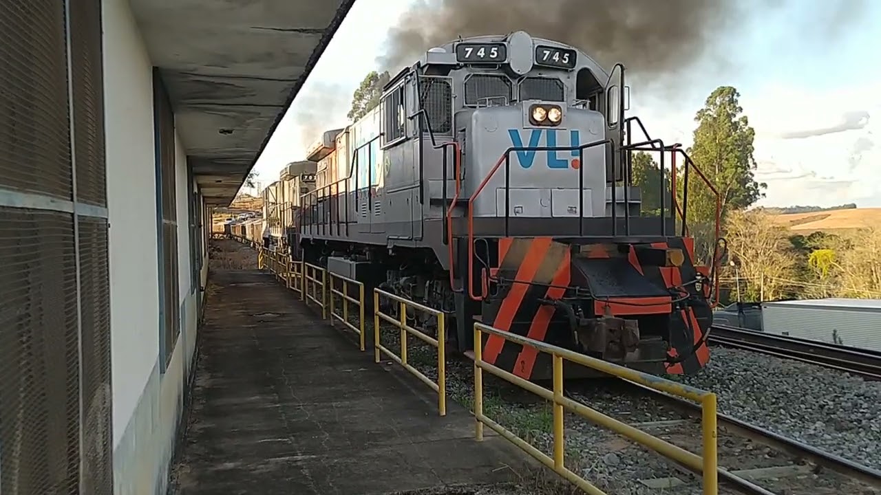 Trem cruzando em São Vicente de Minas