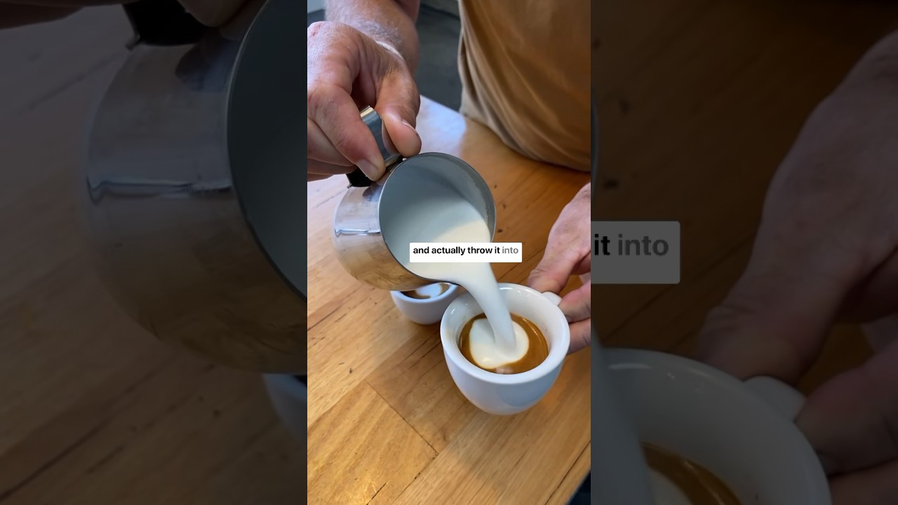 Oto dwa sposoby na zaparzenie kawy macchiato. Co sądzisz o opcji numer dwa? #kawa #kawiarnia