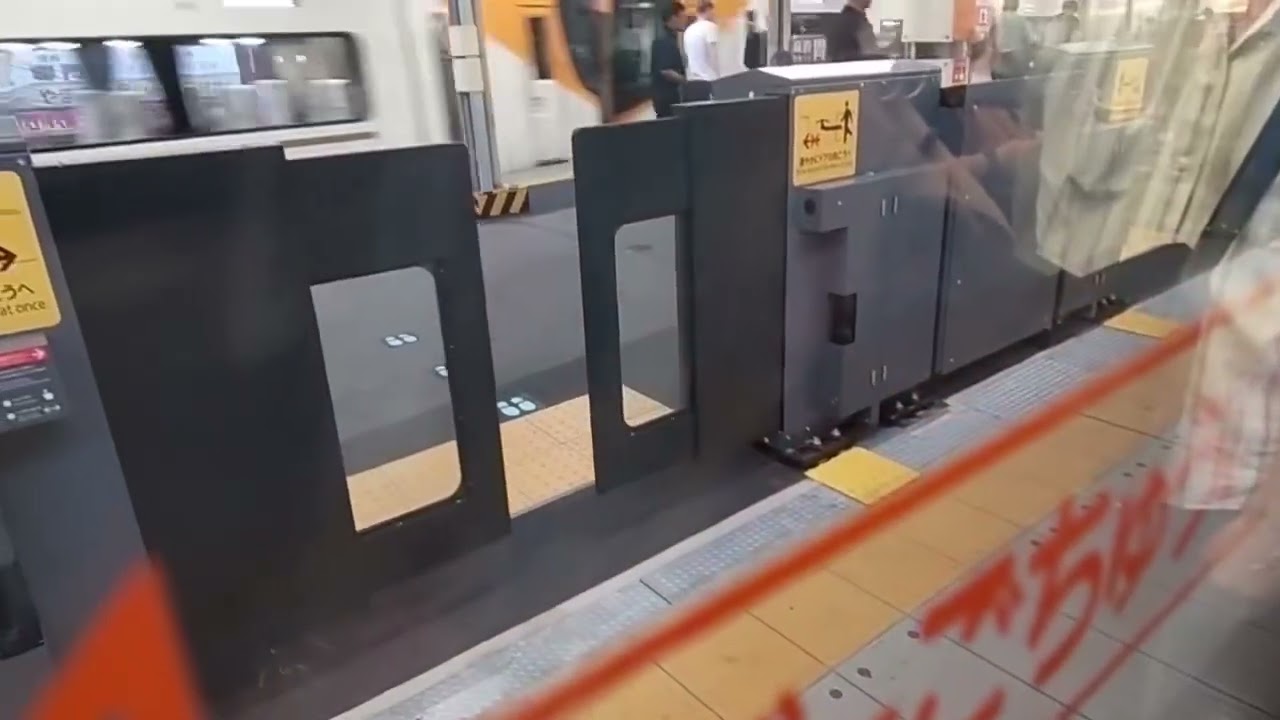 近鉄鶴橋駅のホーム、ドアタイプのホーム柵(大ちゃん撮影)
