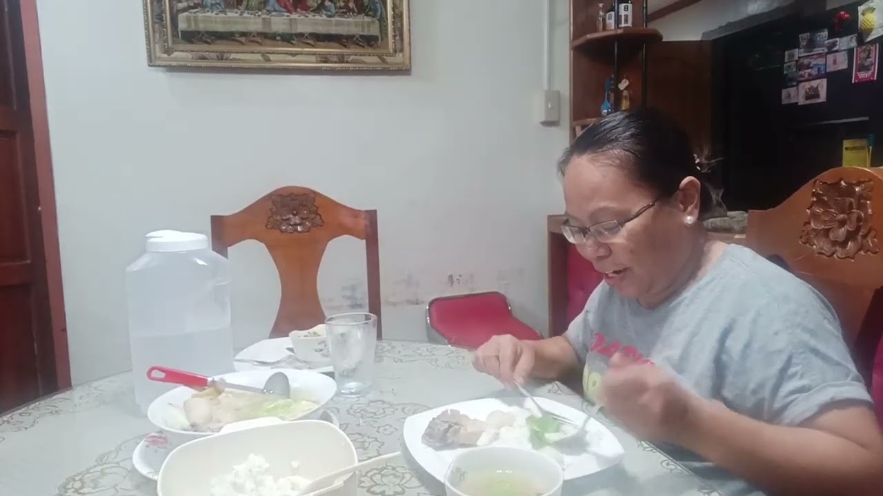Gabi na natapos naglinis sa labas at nag dilig ng mga halaman 