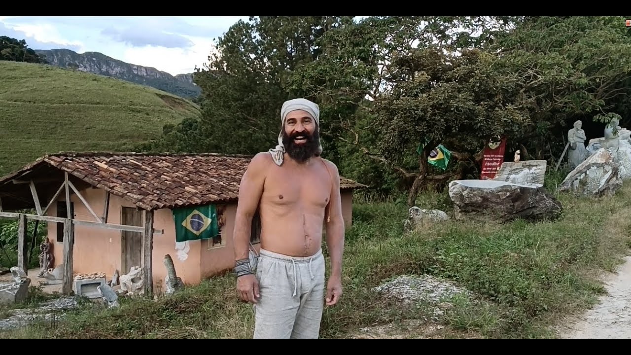 MORA SOZINHO EM UMA CASINHA NA BEIRA DA ESTRADA DE PEDRA E FAZ ESCULTURAS LINDAS GIGANTES