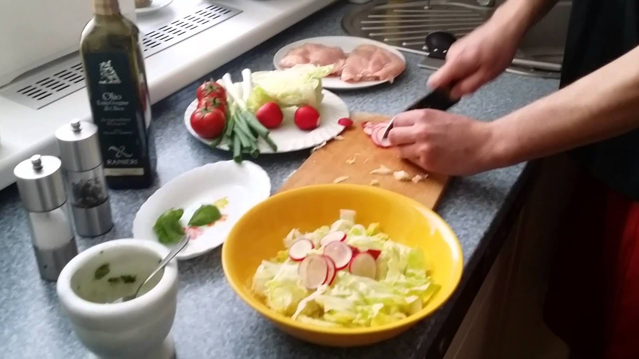 Kuracie prsia plnené mozzarelou a bazalkou s opekanými paradajkami na jarnom šaláte