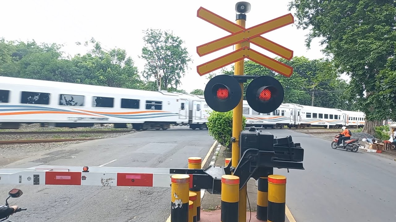Railroad Crossing Indonesia || Perlintasan Kereta Api Indonesia || KA	166	Dhamawangsa Ekspres
