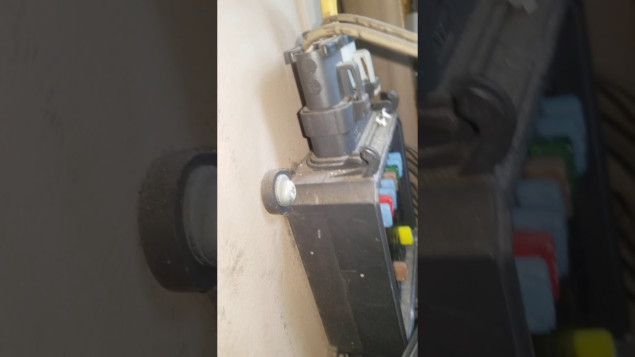 Freightliner  century   Coronado  Columbia fixing my bunk blower motor  not working  .