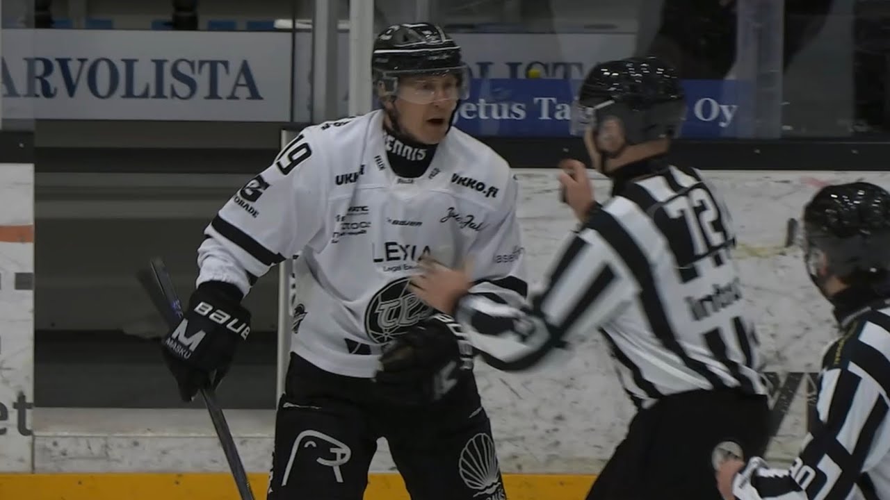 Veli-Matti Savinaiselta palaa käpy ja lentää pihalle KooKoo-ottelussa 31.1.2026