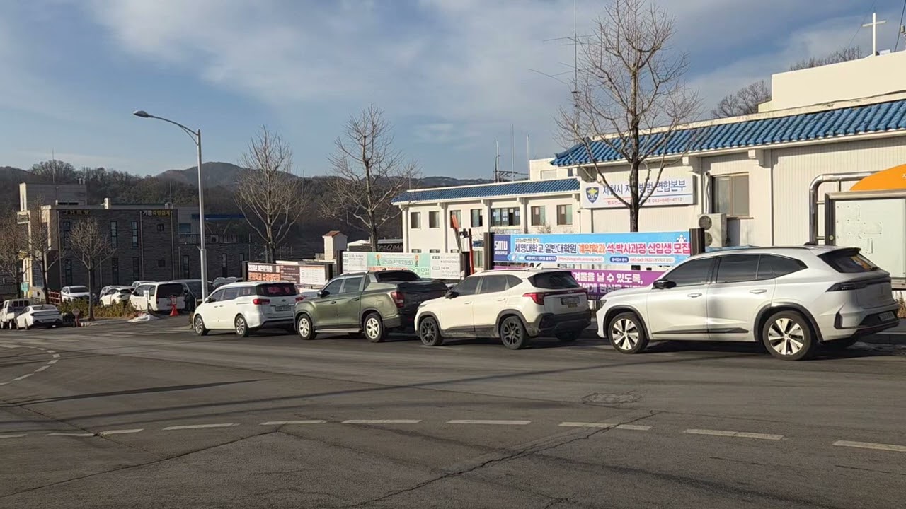 2026-02-06(금) 오전 9시, 제천시청앞 입구 불법주차, 주차장 부족해서  300대 주차타워 증설해놓고 단속도 안한다