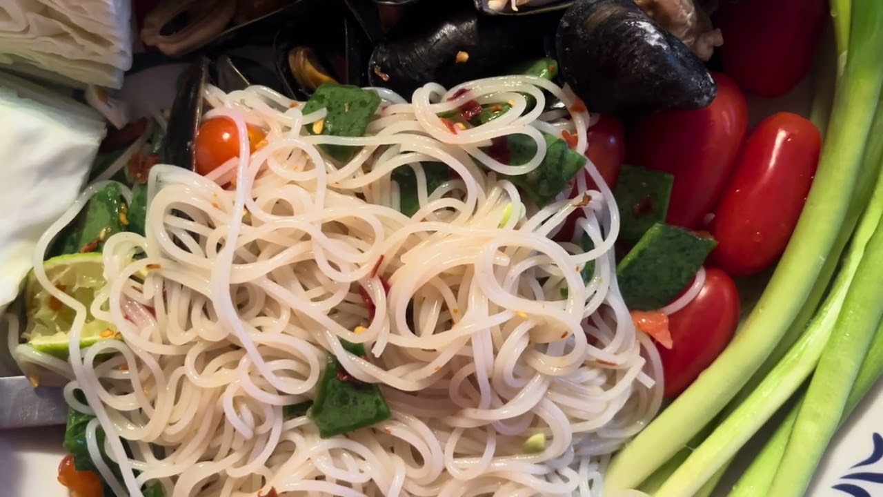 ชั่วข้าวปุ้นกินกับหอยแมลงภู่กันจ้า