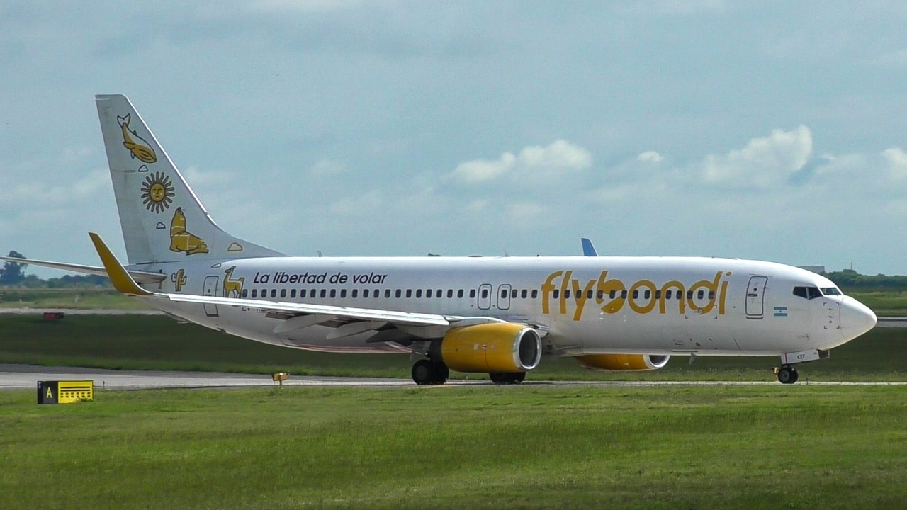 FlyBondi Boeing 737-800 LV-KEF despegando del Aeropuerto de Cordoba