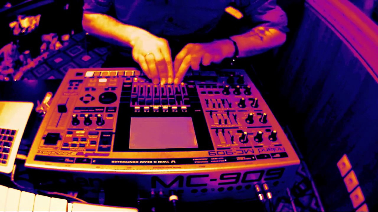 Roland mc-909 chillstep improvisation