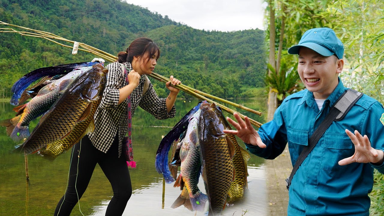 17-year-old single mother catches giant fish in the lake to sell at market. Cooking with the police
