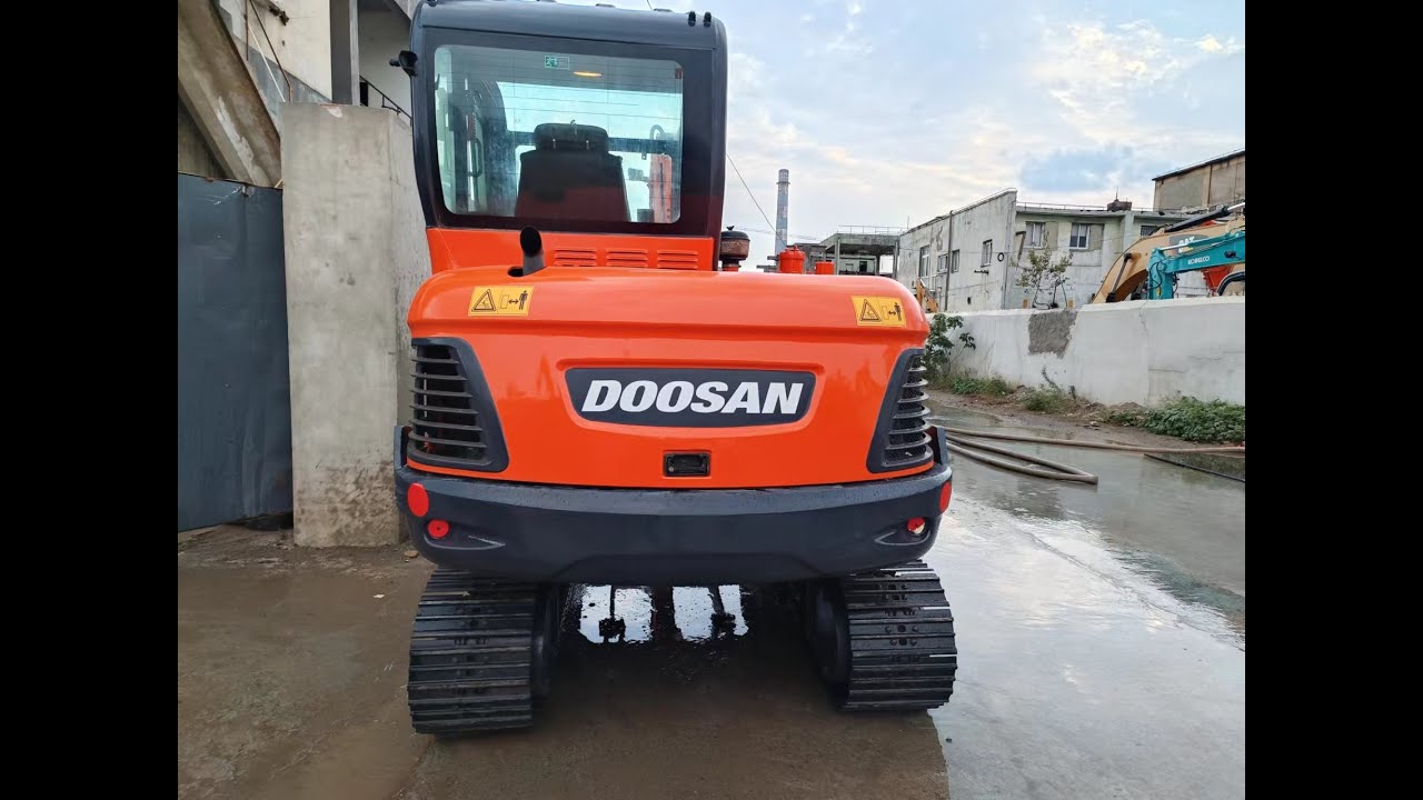 USED DOOSAN DX55 EXCAVATOR OPERATING