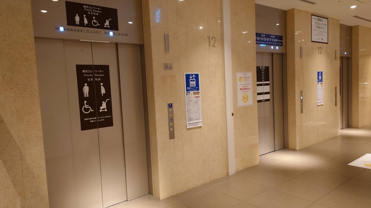 銀座三越の非常用エレベーター