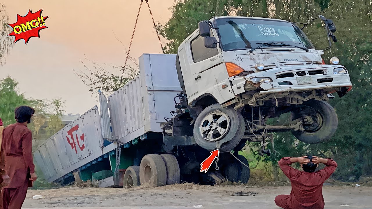22Wheeler Trailer Crash😱 | Brake Fail Truck Falls Into Deep Ditch | Incredible Recovery by Mechanics