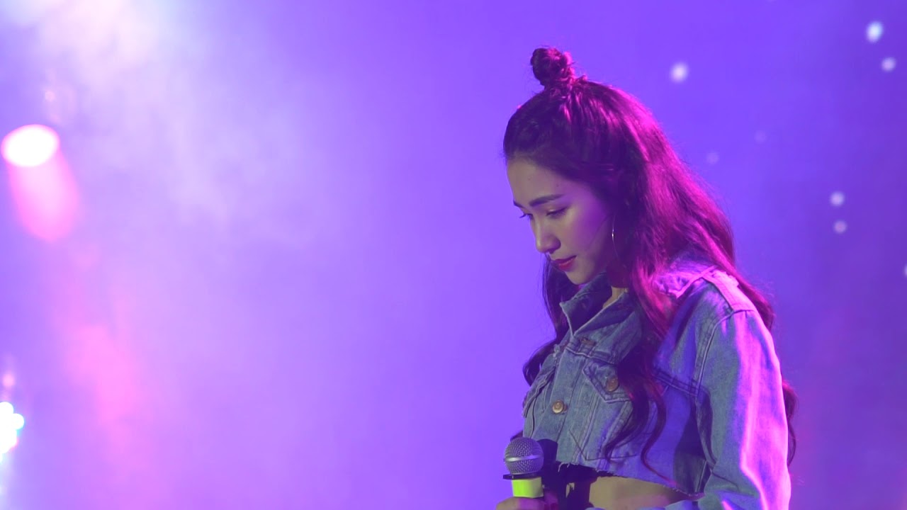 Hòa Minzy live 