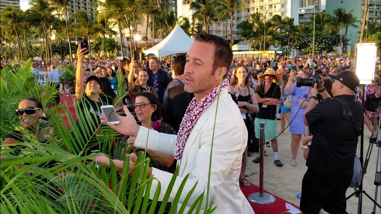 On The Red Carpet: Alex O'Loughlin - Your iPhone Don't Work  📷 #H50 #MagnumPI #Five5O #SOTB