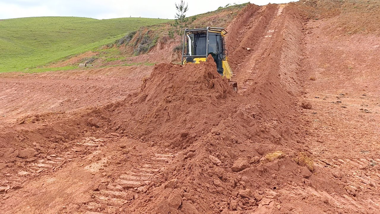 Trator de esteira D51 komatsu fazendo açude parte 4