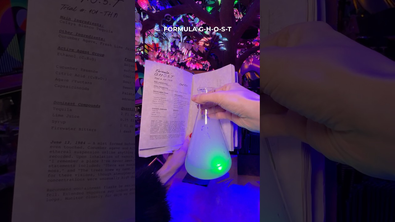 В баре Oddwood в AREA15 в Лас-Вегасе самые крутые напитки! 🧪📖