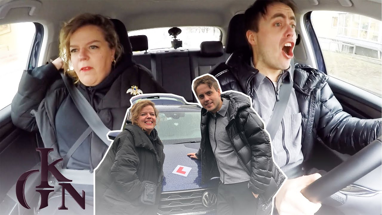 Else Kåss Furuseth lærer Markus Neby å kjøre bil!