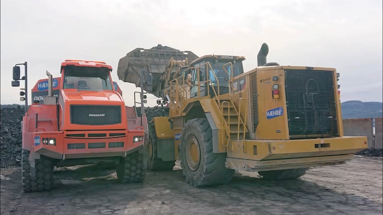 Doing something different.. Cat 988 H with sidedumping bucket unloading 10 000 tonne rockbarge!