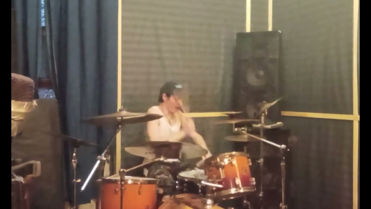 Fast grindcore/punk/metal drumming