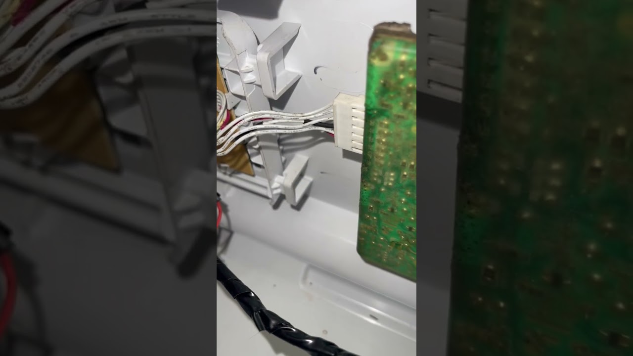 Concerto dos fios que rato roeu da m&aacute;quina lavar roupas Eletrolux 14kg e bomba enchimento funcionou