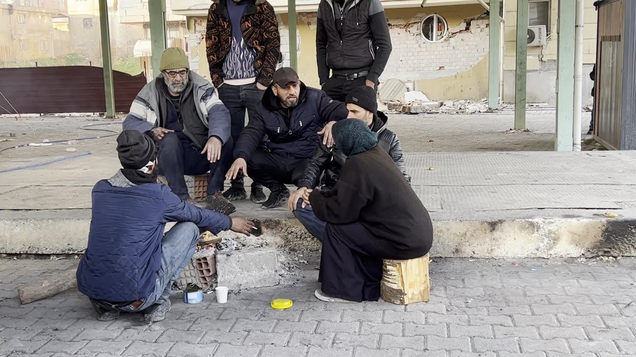 عائلات سورية منكوبة تتجمع بمدينة الإصلاحية في غازي عنتاب