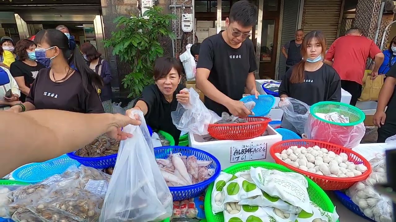 帥兒子不想又賣到10點 拼了命催貨 #中彰海王子 #烏日火車站 #海鮮叫賣 #海鮮拍賣