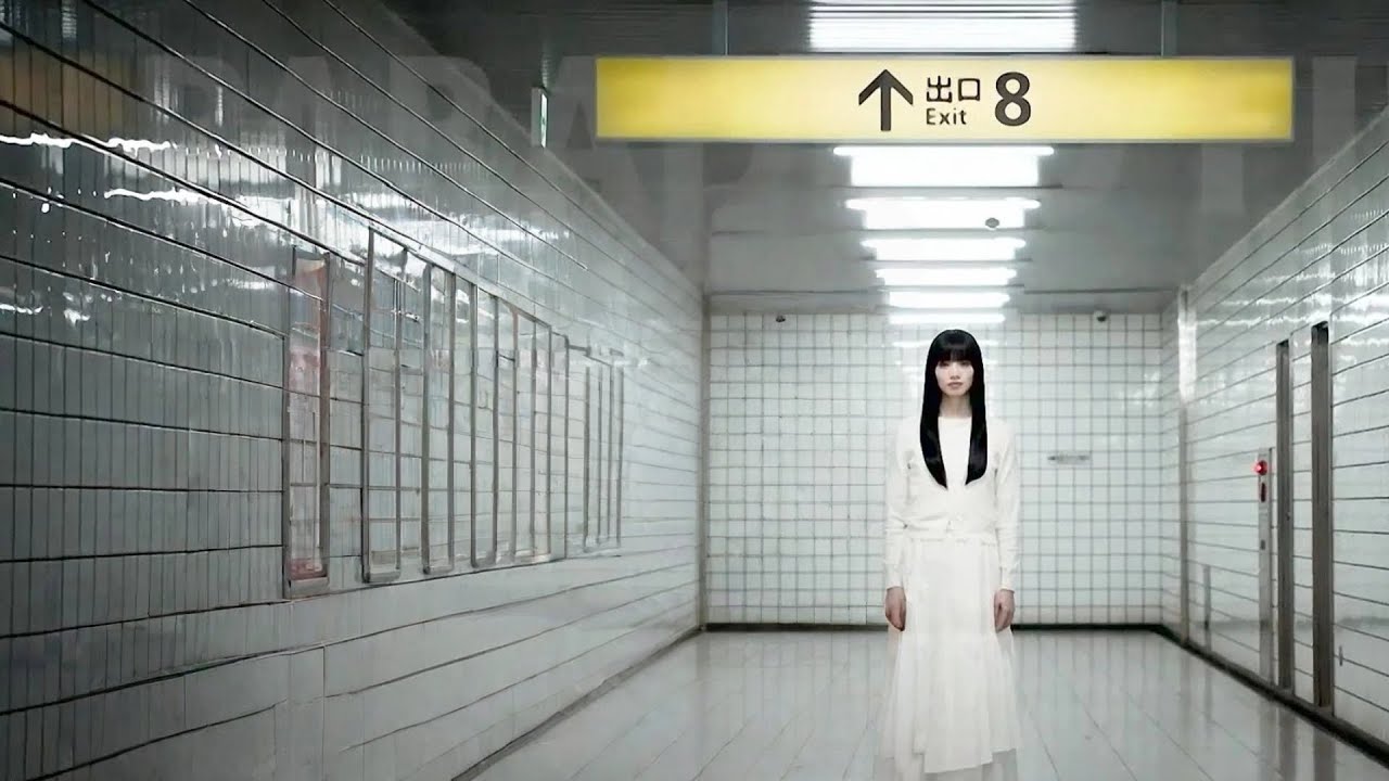 男は無限ループの空間に囚われ、奇怪な出来事が次々と襲いかかります。2025年のSFスリラー映画『8番出口』