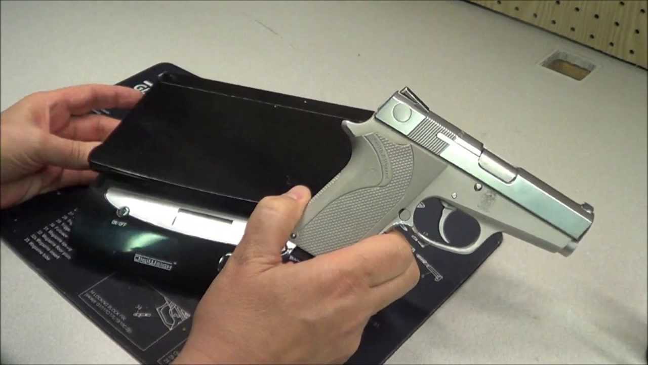 Профессионально разберите свой пистолет Smith & Wesson 3913NL из нержавеющей стали.