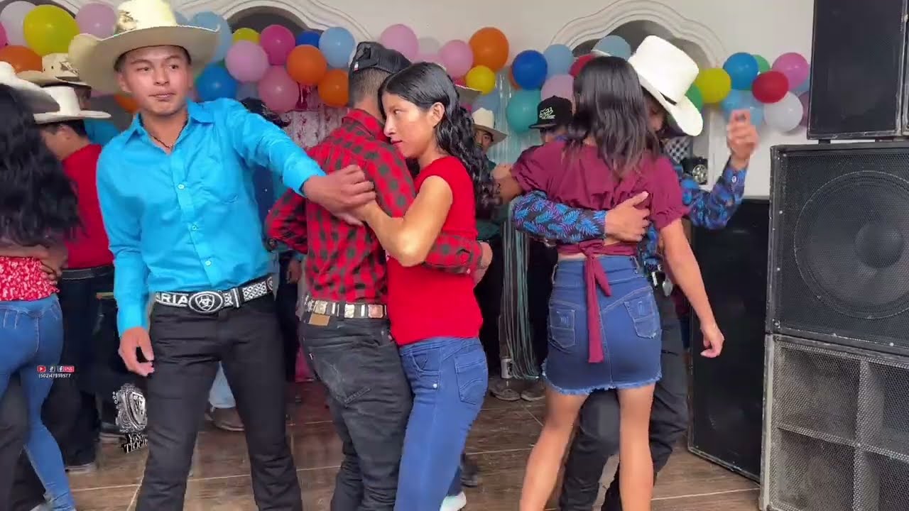 Estos muchachos si no dejan bailar casi nada a las parejas pero a si son felices chulada de baile