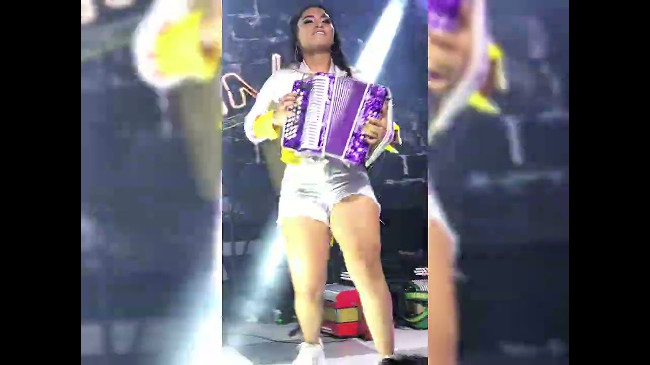 Merengue vallenato EN VIVO - Acordeonera Karen Rodr&iacute;guez 