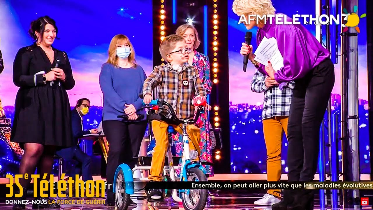 Enorme émotion lorsque Jules arrive en vélo sur le plateau du Téléthon