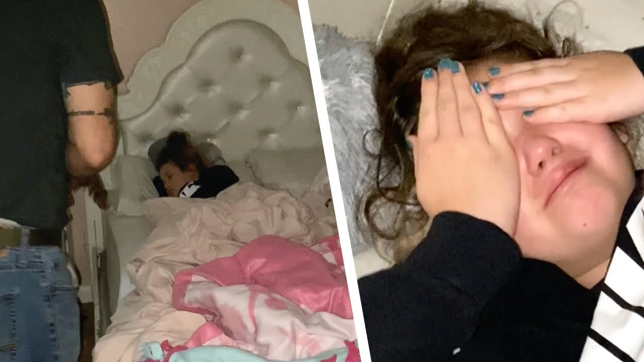 Une fille se réveille et trouve quelque chose dans son lit. Sa réaction est déchirante