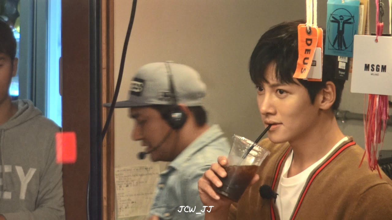 160920 지창욱 tvN 택시 촬영중 - 커피내리는 지창욱