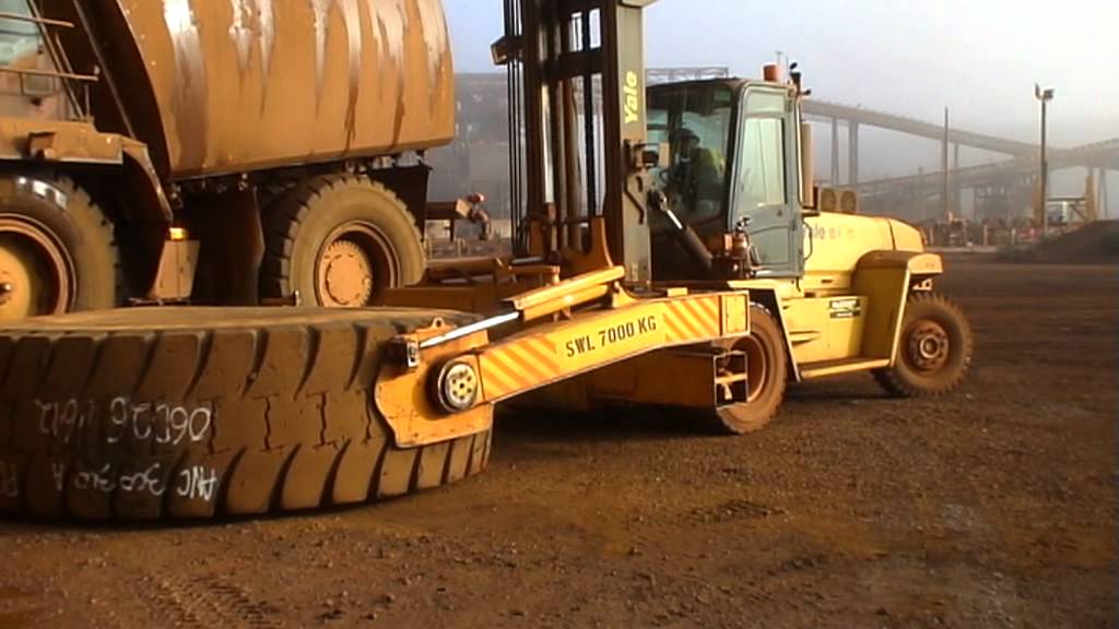 Komatsu 830E tyre change part 2