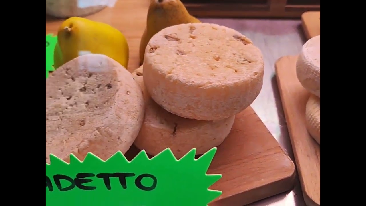 Vetrina con tutta la gamma dei formaggi a latte crudo. Caseificio Terre del Giarolo @ilmangiaweb