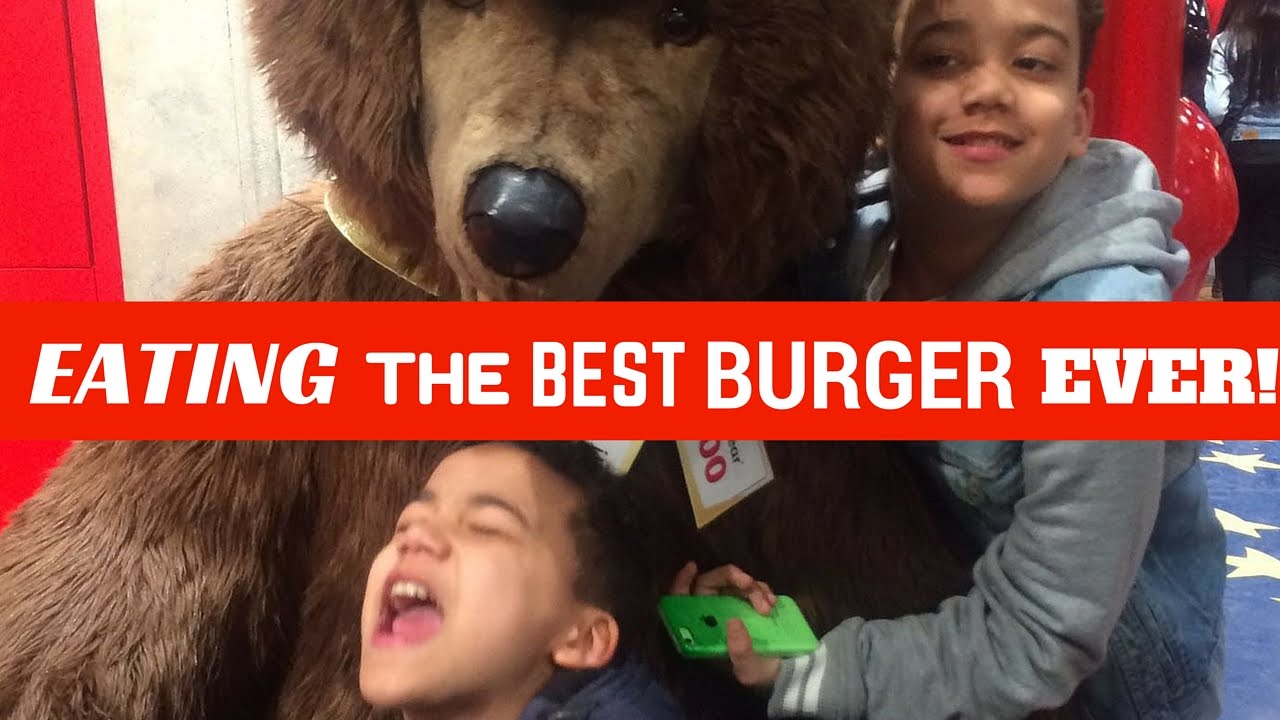 EATING THE BEST BURGER EVER! | Twintube