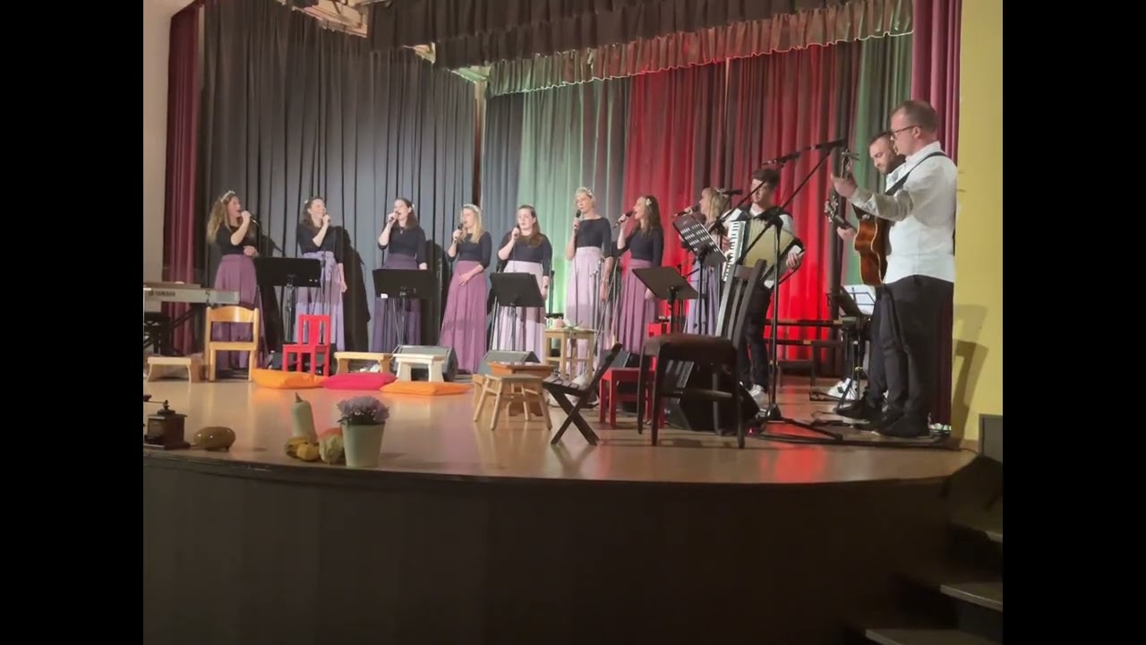 Vokalna skupina Karina in  Lisjaki: Deva cvetko ogleduje