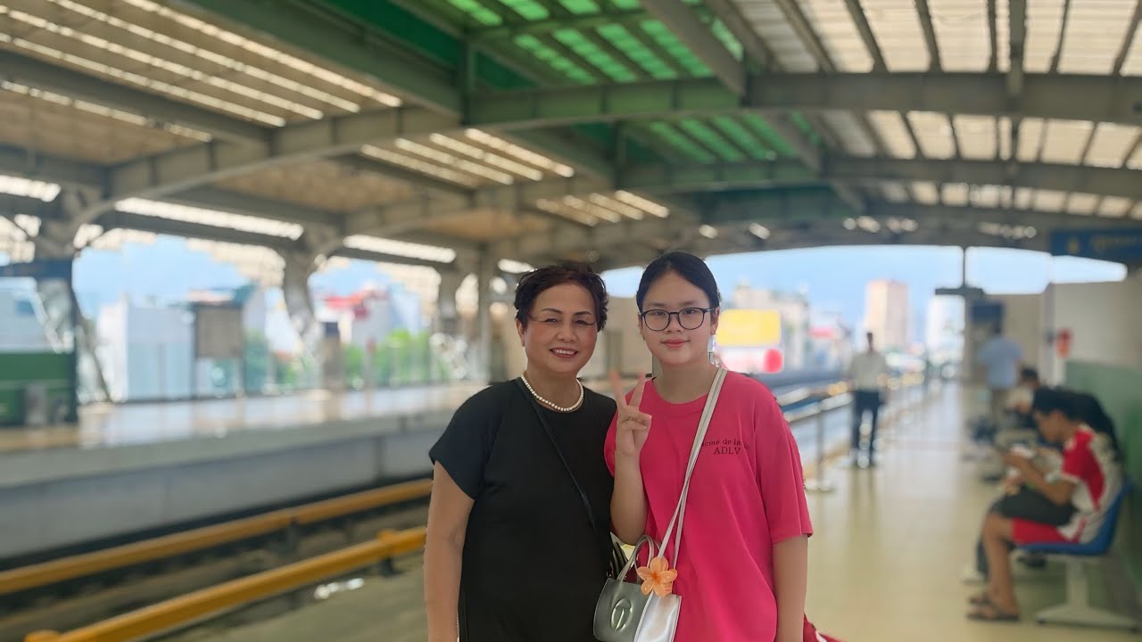 Đưa bà Ngoại, mợ Nga và Bốp bi đi tàu trên cao Cát Linh