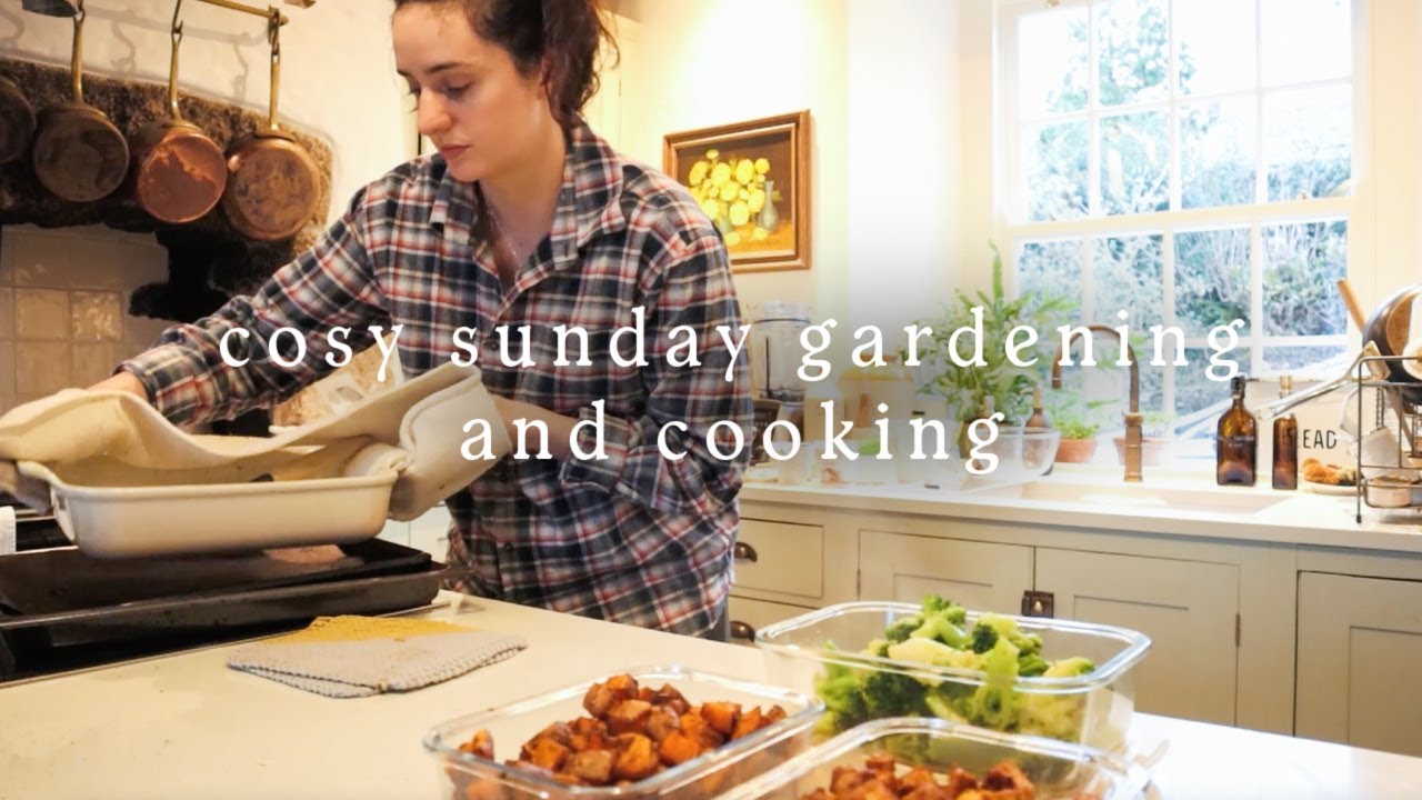 Cosy Sunday In My English Cottage | Gardening, Meal Prep & Bath Routine