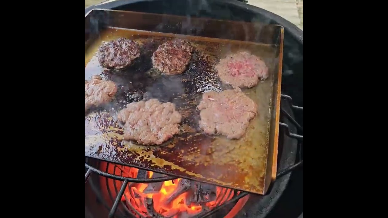 Instekning av kolstål, här BBQmonster's stekbord i kolstål, made in sweden. För XL kamados och 57an